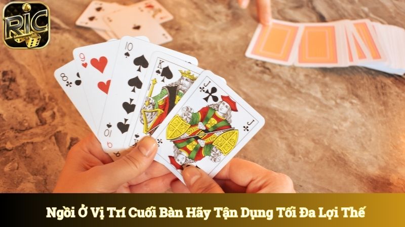 Ngồi ở vị trí cuối bàn hãy tận dụng tối đa lợi thế